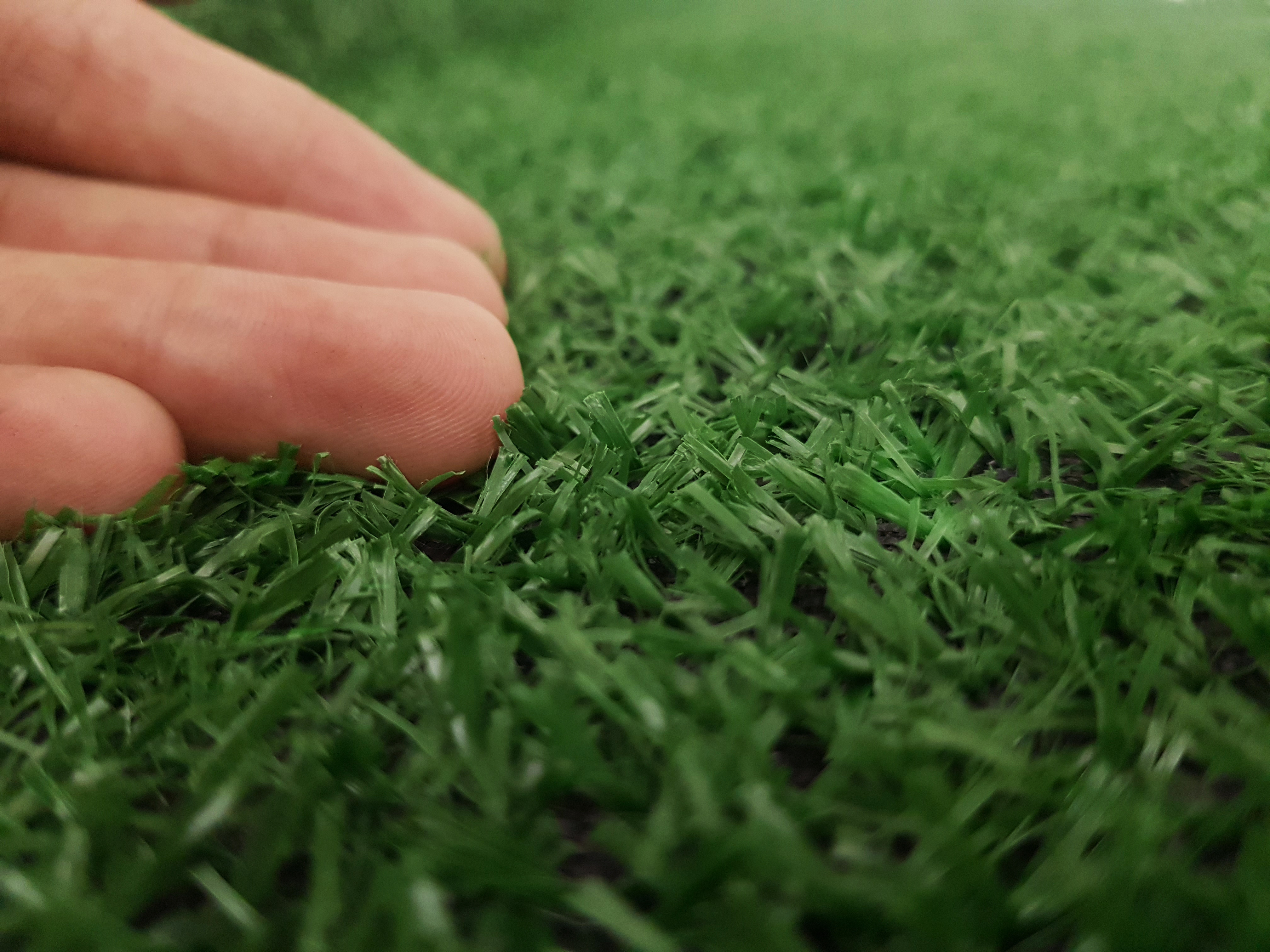 Pasto artificial Greenline instalado en jardín residencial