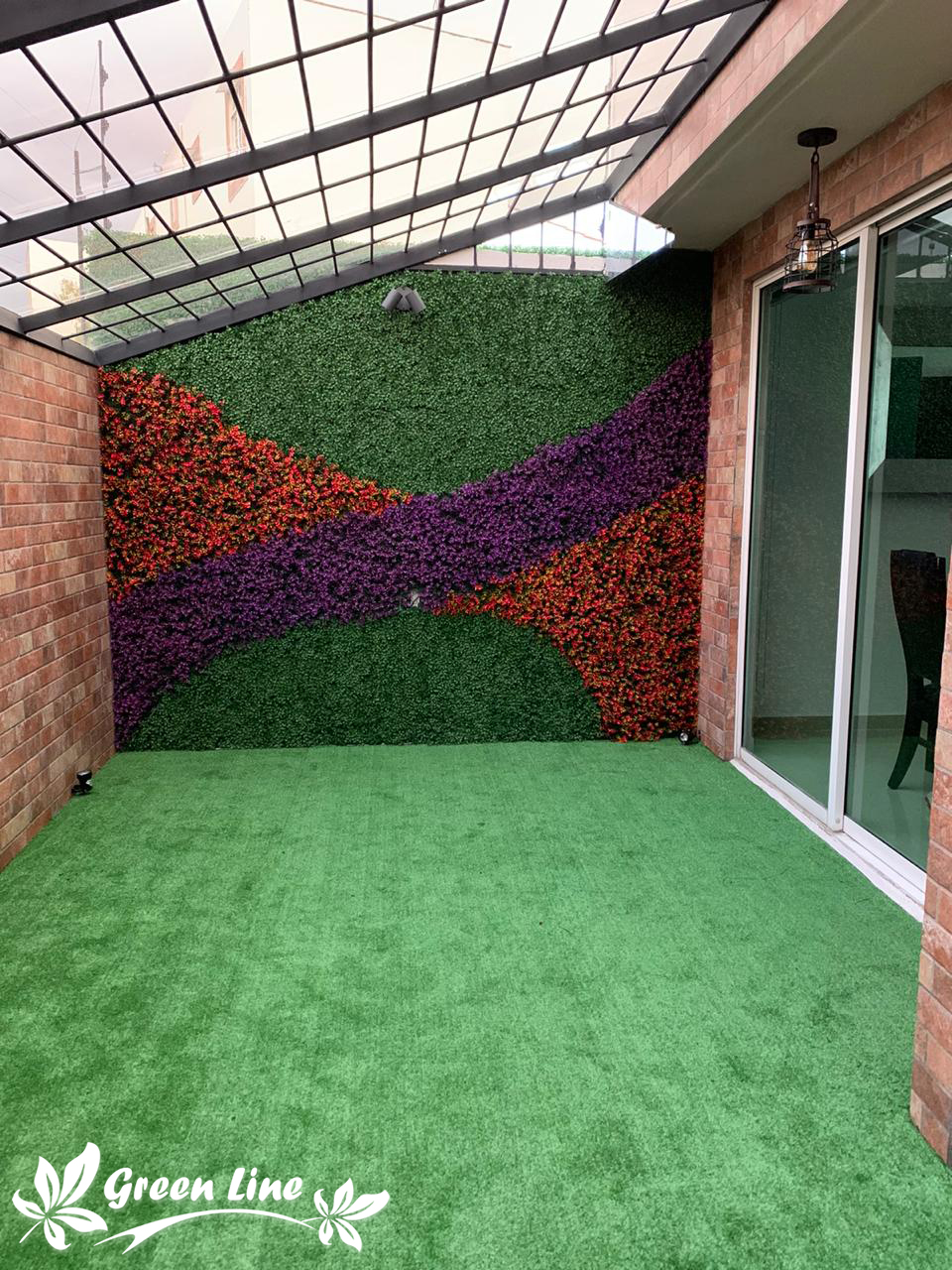 Pasto artificial Greenline instalado en patio residencial